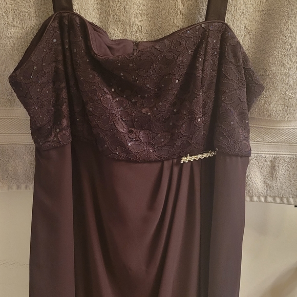Formal dresses - Picture 5 of 10